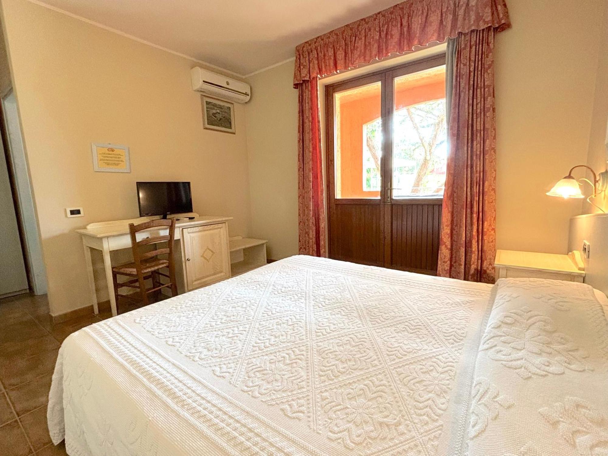 קוורטוצ'ו Hotel I Ginepri מראה חיצוני תמונה