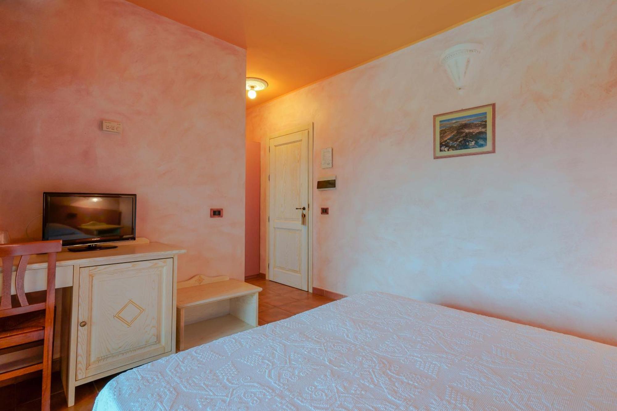 קוורטוצ'ו Hotel I Ginepri מראה חיצוני תמונה
