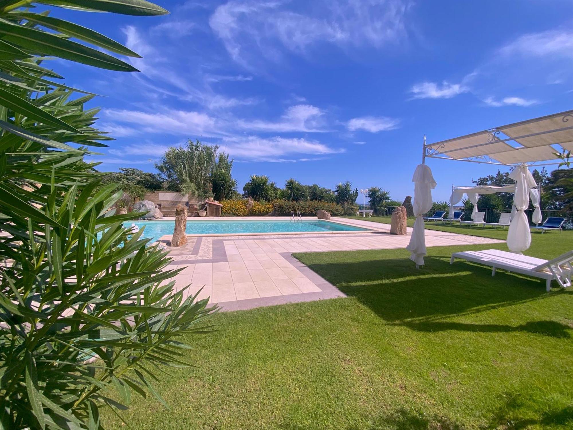 קוורטוצ'ו Hotel I Ginepri מראה חיצוני תמונה